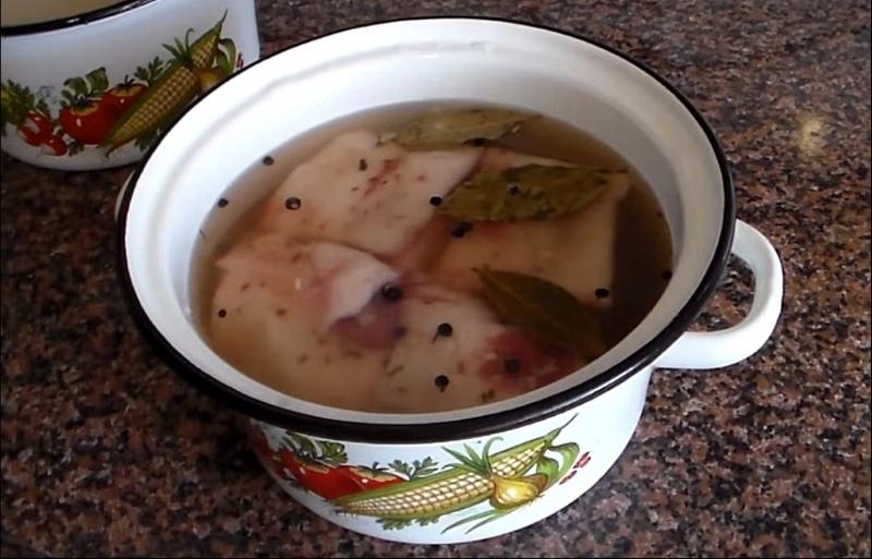 Saler le saindoux en marinade