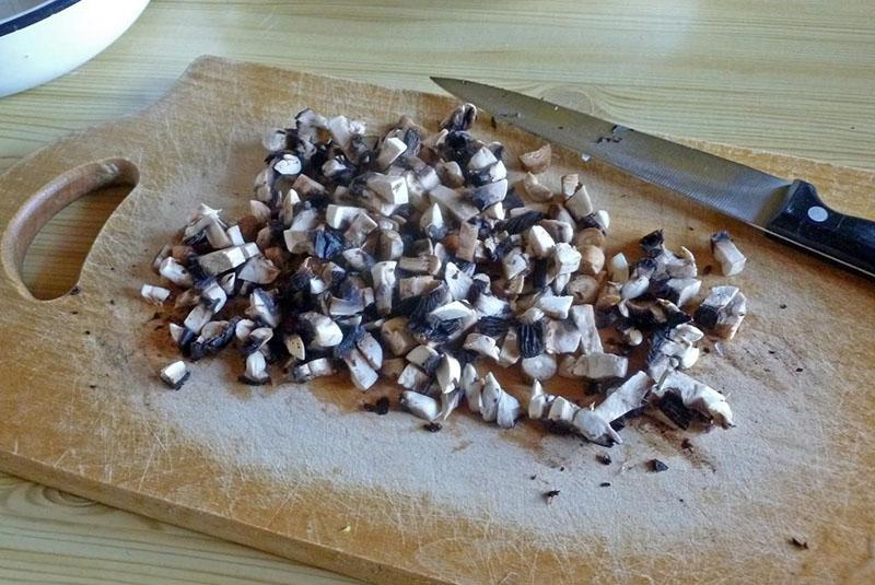 hacher finement les champignons