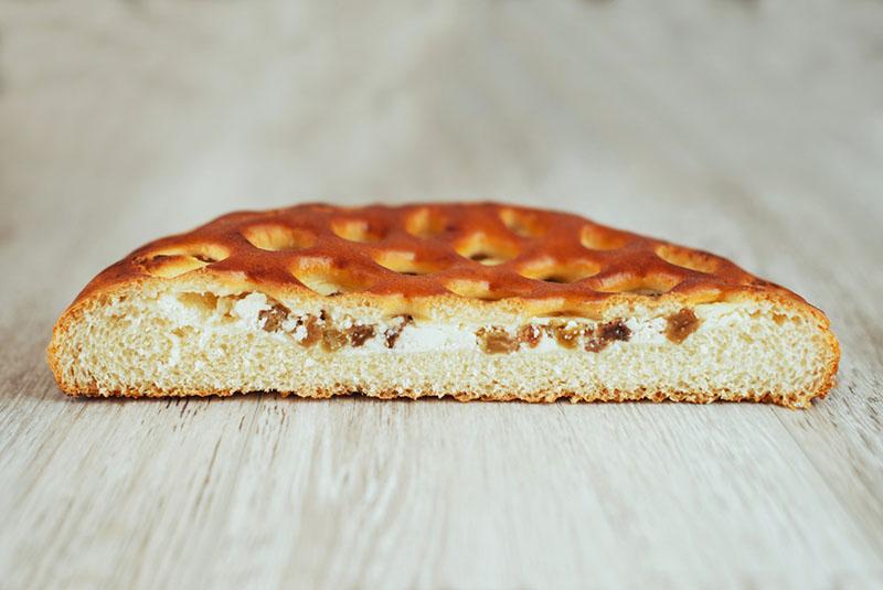 pastel con relleno de requesón dulce