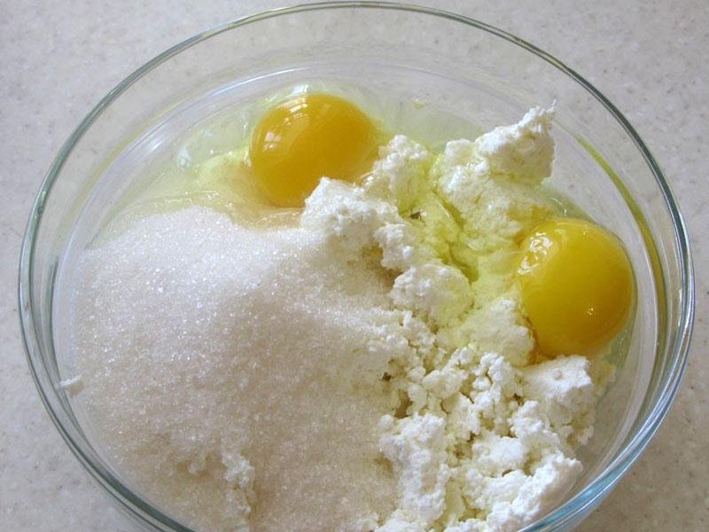 mélanger le fromage cottage avec les œufs et le sucre