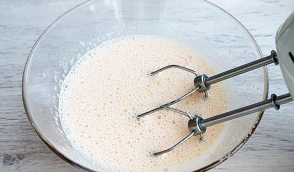 battre les oeufs avec du sucre