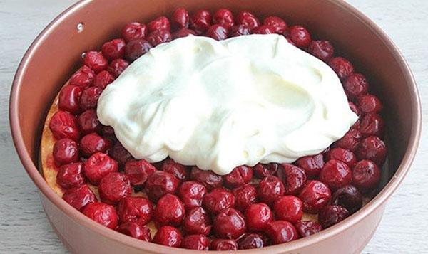 graisser le gâteau avec de la crème