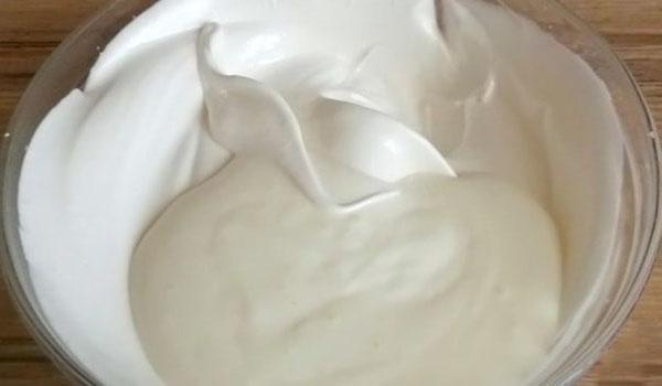 fouetter la crème sure avec le sucre en poudre