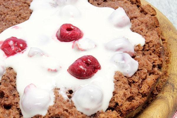 mettre les cerises sur le gâteau et graisser avec de la crème sure