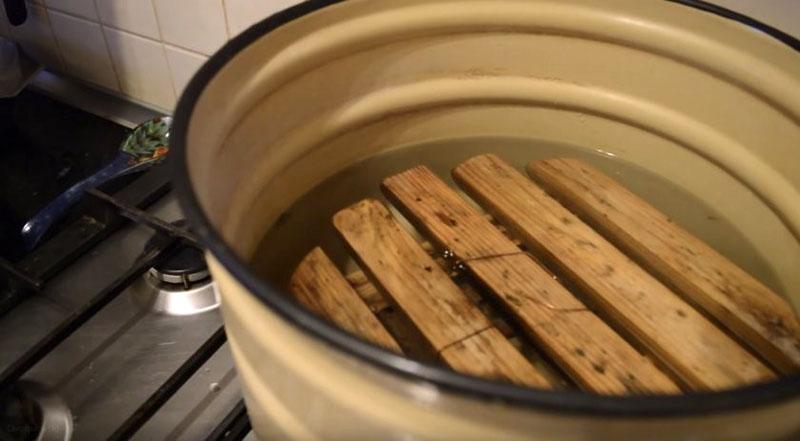 poner la rejilla en el fondo de la sartén