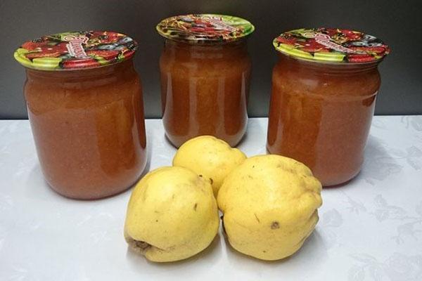 confiture de coing dans un hachoir à viande