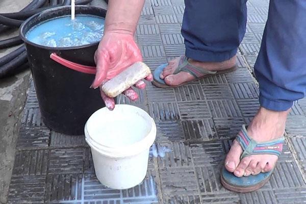 preparación de una solución para procesar un jardín de duraznos