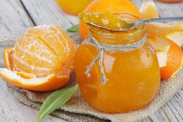 mermelada de naranja en una olla de cocción lenta
