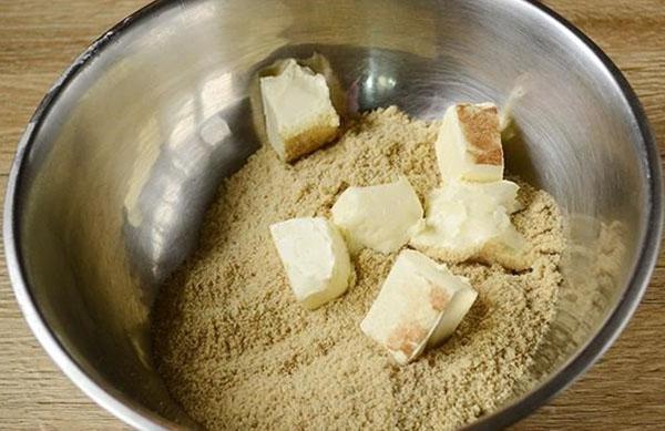 mélanger des biscuits avec du beurre