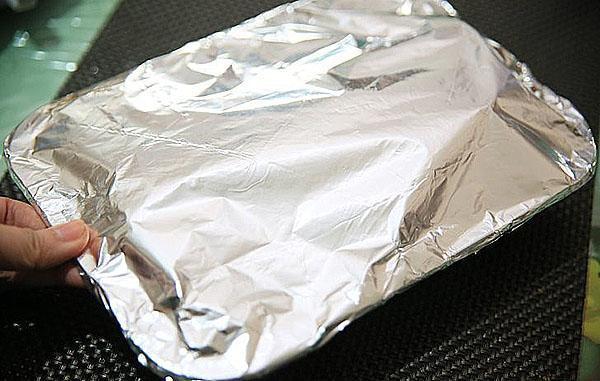 cubrir las verduras con papel aluminio y hornear