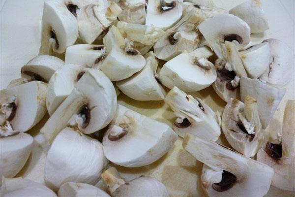 hacher les champignons