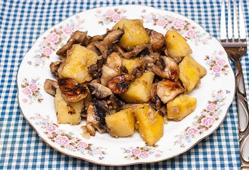 patatas fritas con champiñones en una olla de cocción lenta