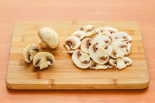 laver et hacher les champignons