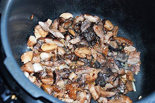 freír los champiñones en una olla de cocción lenta