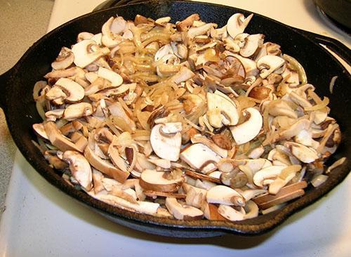 faire revenir l'oignon aux champignons