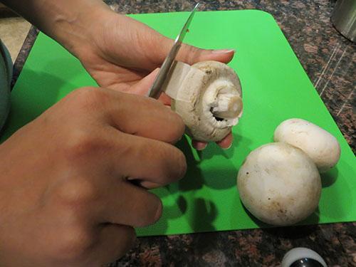 laver et éplucher les champignons