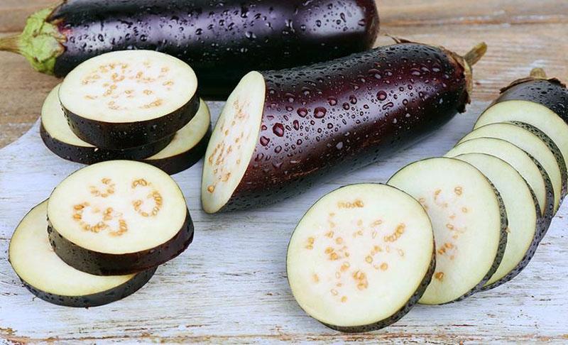 laver et hacher l'aubergine