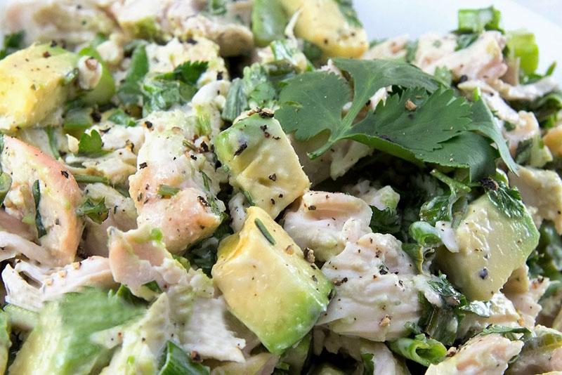 salade de poulet, légumes et fruits