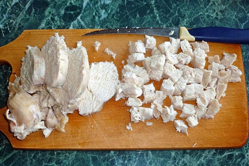 faire bouillir et hacher le filet de poulet