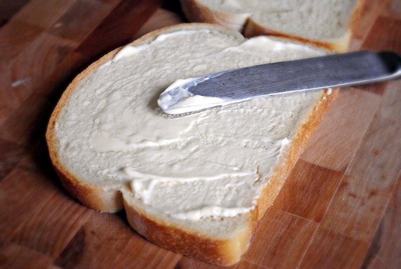 tartiner du pain avec de la mayonnaise