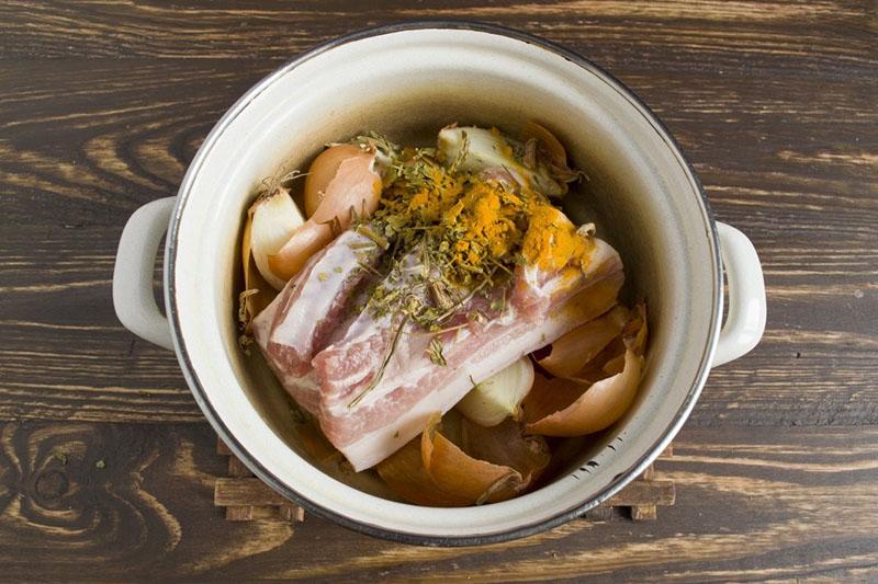 mettre les ingrédients dans une casserole