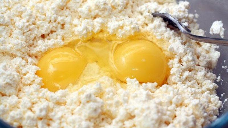 mezclar requesón con huevos