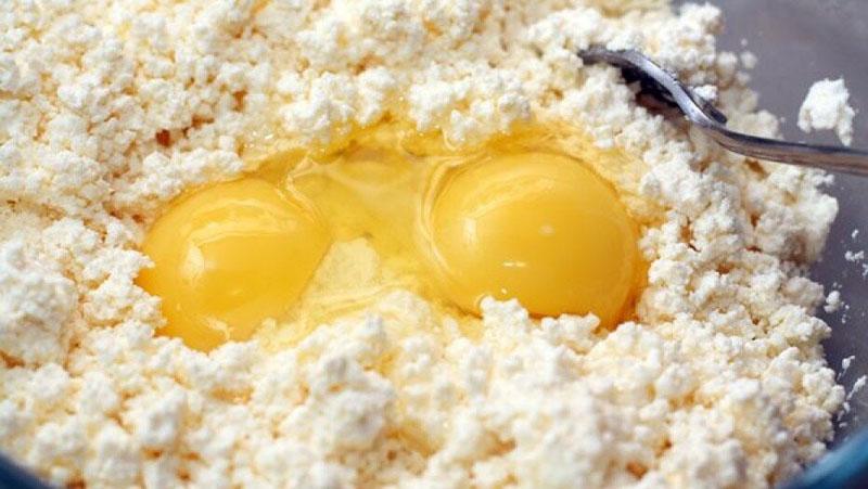 mezclar requesón con huevos