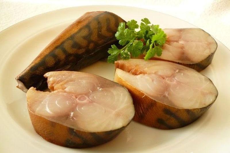 servir pescado a la mesa