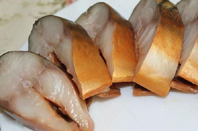 la receta más deliciosa de caballa en piel de cebolla y ahumado líquido