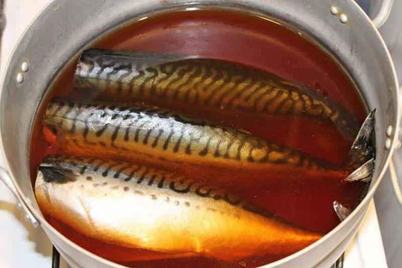 poner el pescado en el caldo de cebolla