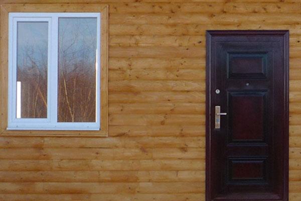 porte en acier dans une maison à ossature