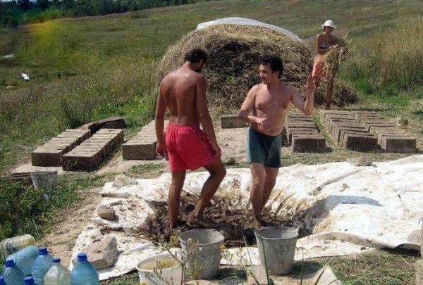 Pétrir l'adobe avec les pieds