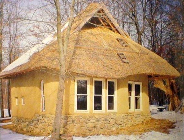 Casa hecha de ladrillos caseros.