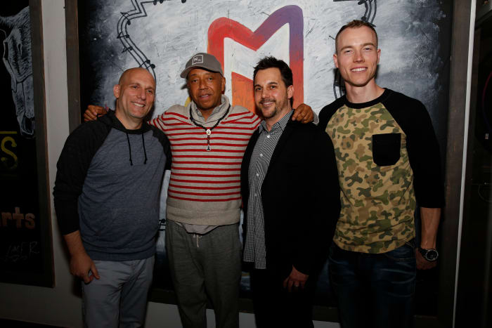 AUSTIN, TX - 11. MÄRZ: (LR) CEO ADD Management Steve Rifkind, Gründer All Def Music Russell Simmons, Chief Marketing Officer von Samsung Telecommunications America, Todd Pendleton und DJ Skee nehmen an der All Def Digital (ADD) und All Def Music mit Samsung teil Einführung von ADD52 auf der SXSW am 11. März 2014 in Austin, Texas. (Foto von Rick Kern/Getty Images für Samsung)
