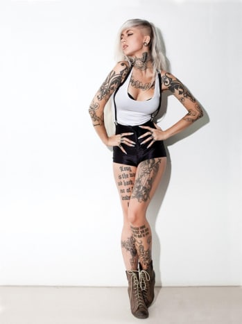 Oh Gott, ich zucke immer noch zusammen, wenn der Begriff „Modell“ verwendet wird. Keine Ahnung warum. Aber ja, ein Model zu sein stand definitiv an erster Stelle. Ich habe das Modeln als Hobby angefangen, um neue Freunde zu finden und einen Zeitvertreib zu finden, der etwas Kreatives beinhaltet, anstatt an Bars zu sitzen. Später wurde aus diesem Hobby ein organisiertes kommerzielles Modellieren. Obwohl es ziemlich kurzlebig war, war es eine augenöffnende Erfahrung. Ich bin unendlich dankbar, dass ich es so lange getan habe, und ich bin demütig für die Verbindungen und Freundschaften, die ich in diesen Jahren geschlossen habe.