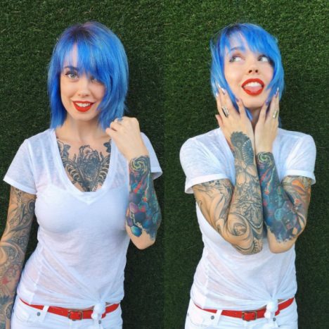 Sara X Mills blaues Haar