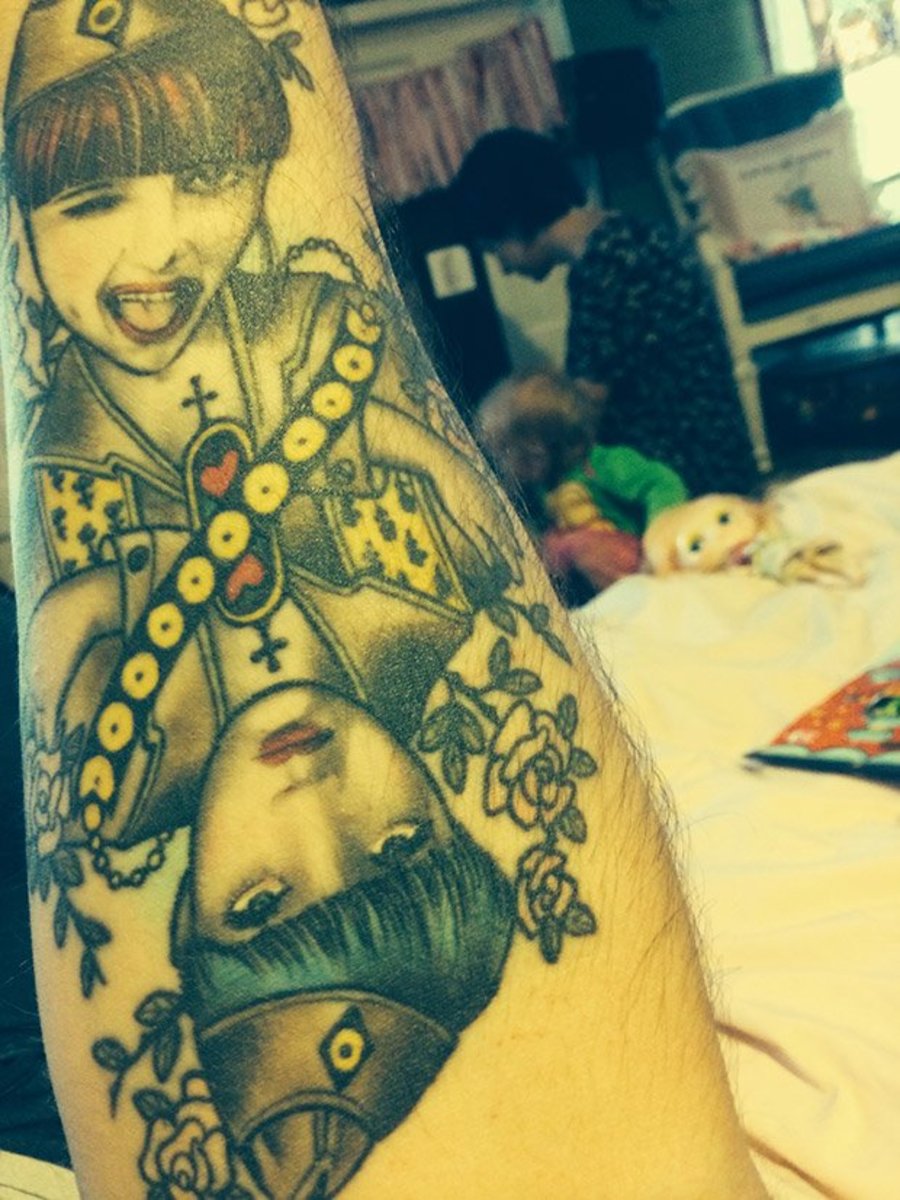 Bemis' Unterarm Tattoo seiner Frau.