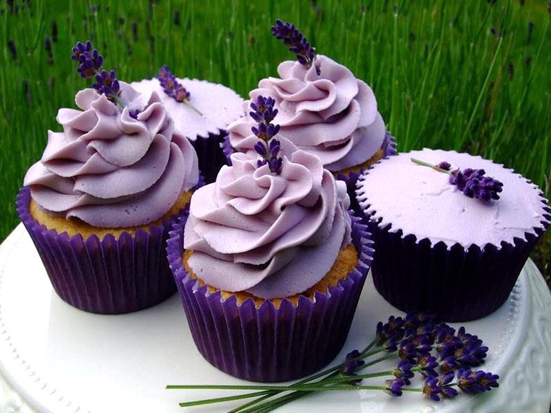 postre con flores de lavanda