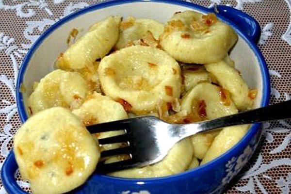 albóndigas con patatas y fritas