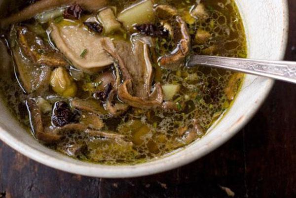 Sopa de champiñones de champiñones secos listos