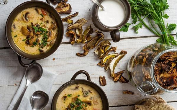 sopa de champiñones a base de champiñones secos