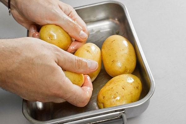 lavar las patatas y hornear