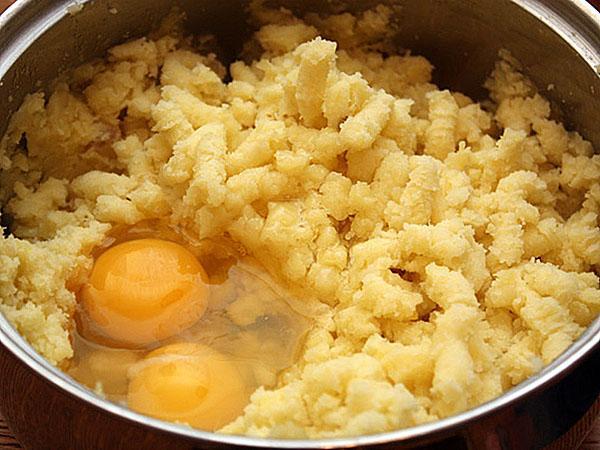 mélanger les pommes de terre, l'oeuf et la farine