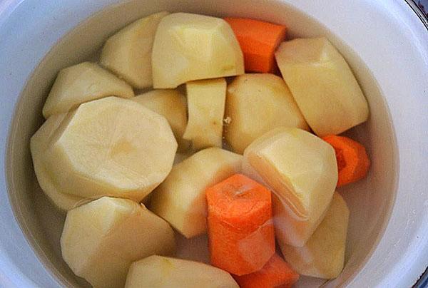 faire bouillir les pommes de terre et les carottes