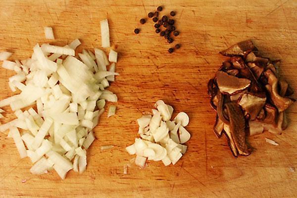 hacher l'oignon et les champignons