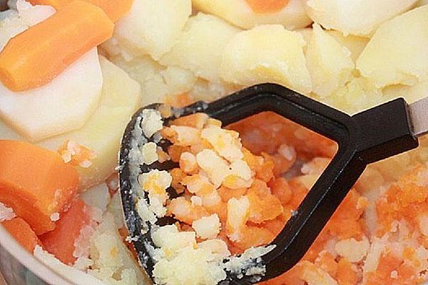 hacher les pommes de terre et les carottes