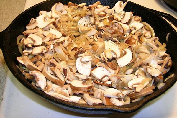 faire revenir les champignons avec les oignons