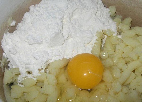 agregue harina y huevo a las papas