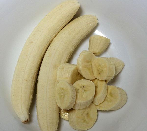 pelar y picar los plátanos