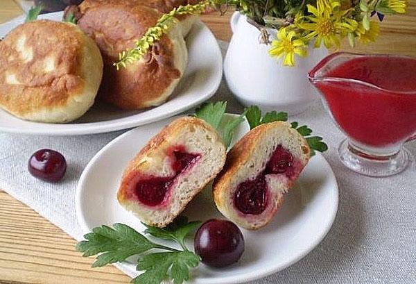 pasteles de cereza en una sartén